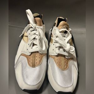 New  never worn! Nike Air Huarache no box
